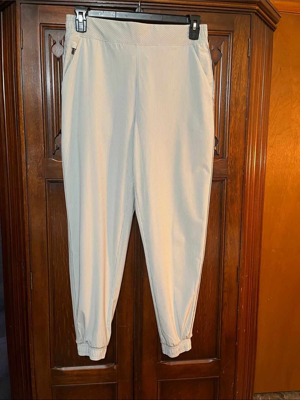 Ladies Athleta jogger in two tones of grey